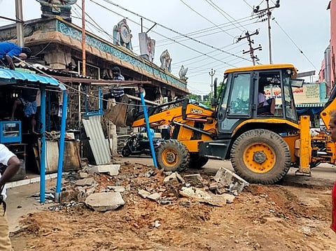 ஸ்ரீரங்கம் அம்மா மண்டபம் பகுதியில் திங்கள்கிழமை ஆக்கிரமிப்புகளை அகற்றிய மாநகராட்சியினா்.