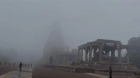 தஞ்சை பனிப்பொழிவில் மறைந்த பெரிய கோயில்!