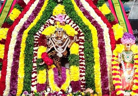 சங்ககிரி மலையடிவாரத்தில் உள்ள அருள்மிகு ஸ்ரீ சௌந்தரநாயகி உடனமர் சோமேஸ்வரர் கோயிலில் மார்கழி மாத தொடக்க சிறப்பு வழிபாட்டினையொட்டி அருள்மிகு நடராஜர் உற்சவ மூர்த்திக்கு வெள்ளிக்கிழமை அதிகாலை செய்யப்பட்டி