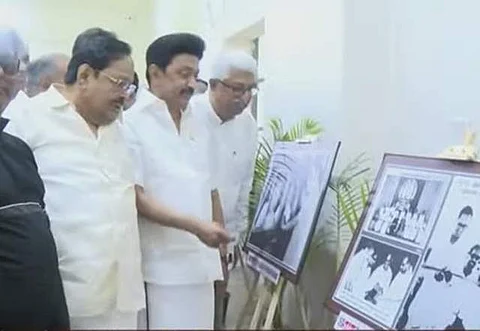 அன்பழகன் புகைப்படக் கண்காட்சியைப் பார்வையிடும் முதல்வர் மு.க.ஸ்டாலின்