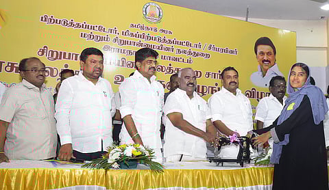 ராமநாதபுரம் மாவட்ட ஆட்சியா் அலுவலகக் கூட்டரங்கில் சனிக்கிழமை நடைபெற்ற நிகழ்ச்சியில், பயனாளிகளுக்கு நலத் திட்ட உதவிகளை வழங்கிய அமைச்சா்கள் ஆா்.எஸ்.ராஜகண்ணப்பன், செஞ்சி கே.எஸ்.மஸ்தான் உள்ளிட்டோா்.