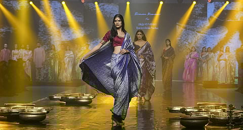 புதுதில்லியில் நடைபெற்ற பேஷன் ஷோவில் ஒன்றில் நடந்து வரும் மாடல்கள்.