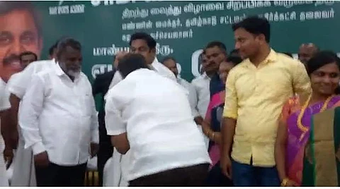 எடப்பாடி பழனிசாமி காலில் விழுந்த பாமக எம்எல்ஏ அருள்