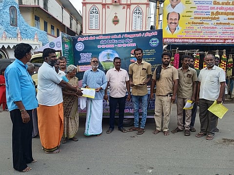 img_முசிறி கைகாட்டியில் துண்டுப் பிரசுரங்களை பொதுமக்களிடம் ஞாயிற்றுக்கிழமை வழங்கிய முசிறி மின்வாரிய அலுவலா்கள்.20221218_122935