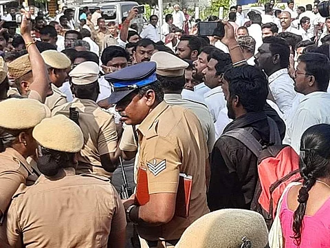 முன்னாள் அமைச்சர் கார் கண்ணாடியை உடைத்து வேட்பாளரைக் கடத்தி சென்ற மர்ம நபர்கள்!
