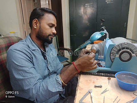 செயற்கை பல் தயாரிப்பில் ஈடுபட்டுள்ள கோவிந்தராஜ்.