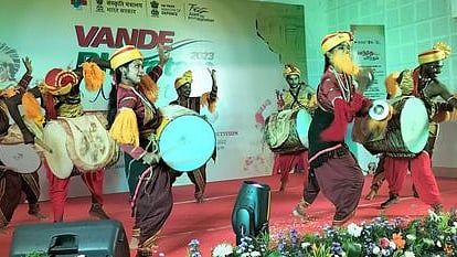 கலைப் போட்டியில் பங்கேற்ற கலைஞா்கள் (கோப்புப் படம்)