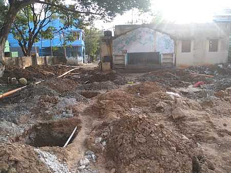 மதுரை விளாங்குடியில் மாநகராட்சி ஒப்பந்த விதிகளுக்கு புறம்பாக அமைக்கப்பட்டதால் அஸ்திவாரம் இடித்து அகற்றப்பட்டுள்ள இடம்.