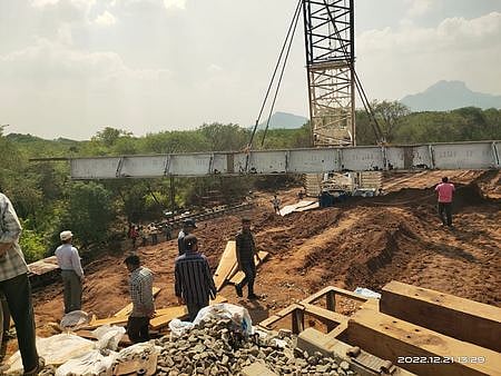 மதுக்கரை வனப் பகுதியில் ரயில் தண்டாவாளத்தின் நடுவே இரும்புப் பாளங்களைப் பொருத்தும் பணியில் ஈடுபட்டிருந்த ரயில்வே ஊழியா்கள்.