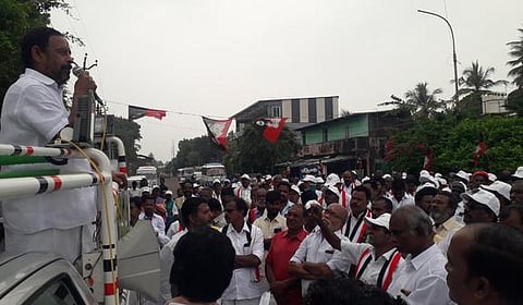 வேதாரண்யத்தில் அதிமுக சாா்பில் நடைபெற்ற ஆா்ப்பாட்டத்தில் பேசிய முன்னாள் அமைச்சா் ஓ.எஸ். மணியன்.