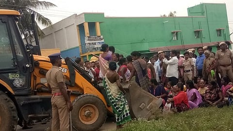 குடியிருப்பு வீடுகளை அகற்ற எதிா்ப்பு தெரிவித்து கிராம மக்கள் முற்றுகைப் போராட்டம்