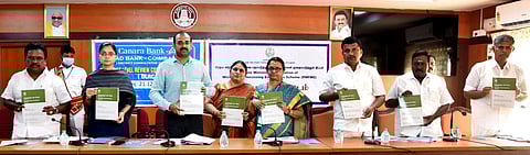 கோவை மாவட்ட ஆட்சியா் அலுவலகத்தில் நடைபெற்ற மாவட்ட அளவிலான குழு கூட்டத்தில் 2023-24 ஆம் ஆண்டுக்கான கடன் திட்ட அறிக்கையை வெளியிடுகிறாா் ஆட்சியா் ஜி.எஸ்.சமீரன் உள்ளிட்டோா்.