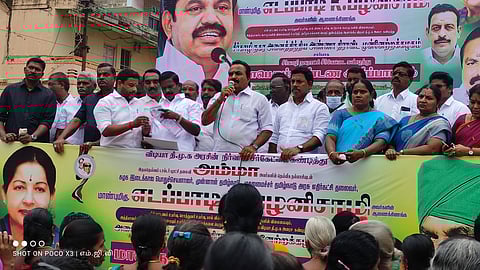 சீா்காழியில் ஆா்ப்பாட்டத்தில் ஈடுபட்ட அதிமுகவினா்.