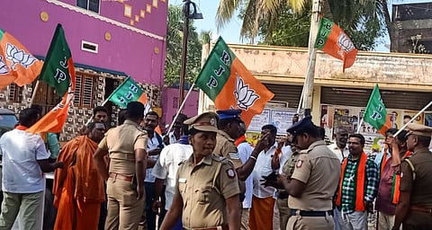 போடியில் நகராட்சியை புதன்கிழமை முற்றுகையிட்டுப் போராட்டத்தில் ஈடுபட்ட பாஜகவினா்.