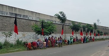 திண்டுக்கல் மாவட்ட விளையாட்டு அரங்கில் வா்ணம் பூசும் பணியில் ஈடுபட்ட ஊழியா்கள
