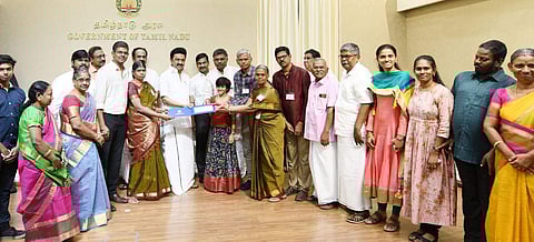 8 தமிழறிஞர்களின் நூல்கள் நாட்டுடைமையாக்கப்பட்டு நூலுரிமைத் தொகையை தமிழறிஞர்களின் மரபுரிமையரிடம் முதல்வர் மு.க.ஸ்டாலின் வழங்கினார். 