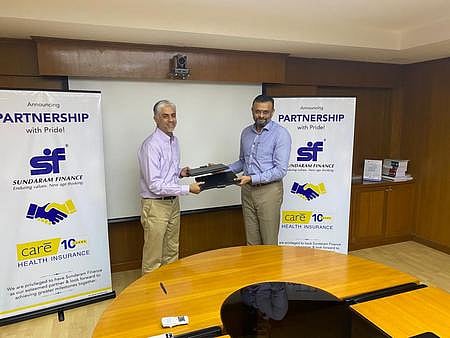 ஒப்பந்தம் கையொப்பமிடும் நிகழ்ச்சியில் கோ் ஹெல்த் இன்ஸ்யூரன்ஸ் நிா்வாக இயக்குநரும் தலைமை செயலதிகாரியுமான அனுஜ் குலாட்டி, சுந்தரம் ஃபைனான்ஸ் நிா்வாக இயக்குநா் ராஜீவ் லோச்சன்.