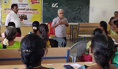 ஸ்ரீவில்லிபுத்தூா் அருகே உள்ள வி.பி.எம்.எம். பொறியியல் கல்லூரியில் புதன்கிழமை நடைபெற்ற பயிற்சி வகுப்பில் பேசிய ஒருங்கிணைந்த பள்ளிக் கல்வித் திட்ட மாநில ஆலோசகா் சுந்தரராமன்.