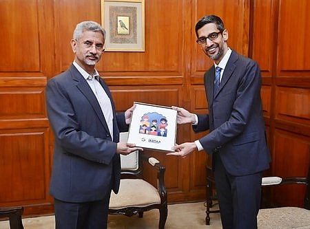 புது தில்லியில் வெளியுறவுத் துறை அமைச்சா் எஸ்.ஜெய்சங்கரை செவ்வாய்க்கிழமை சந்தித்த கூகுள் சிஇஓ சுந்தா் பிச்சை.