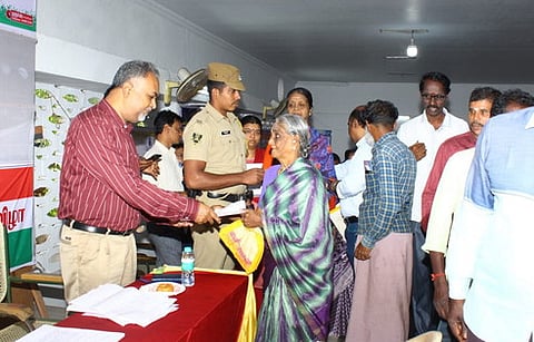 முகாமில் மூதாட்டியிடம் மனுவை பெற்ற மாவட்ட ஆட்சியா் எல். முகமது மன்சூா்.