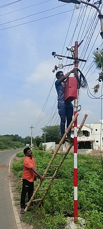 வெள்ளையாபுரம் பகுதியில் கண்காணிப்புக் கேமராக்களை சீரமைக்கும் பணியில் ஈடுபட்ட கமுதி போலீஸாா்.
