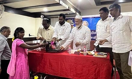 விழாவில், பயனாளிக்கு தையல் இயந்திரத்தை வழங்கிய சிறுபான்மை ஆணைய நல உறுப்பினா் அல்ஹாஜ் ஏ.பி. தமீம் அன்சாரி.