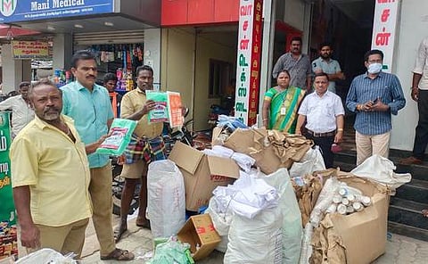 ​பறிமுதல் செய்யப்பட்ட நெகிழிப் பொருள்களுடன் நகராட்சி ஆணையா் செல்வபாலாஜி, மாசுக் கட்டுப்பாட்டு வாரிய மாவட்ட சுற்றுச்சூழல் பொறியாளா் தமிழ்ஒளி உள்ளிட்டோா்.