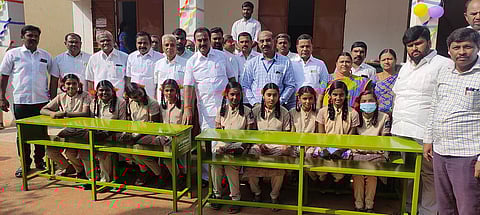 பல்லடம் அருகே உள்ள கணபதிபாளையம் அரசு மேல்நிலைப் பள்ளிக்கு மேஜை, நாற்காலி உள்ளிட்ட பொருள்களை வழங்குகிறாா் எம்.எஸ்.எம்.ஆனந்தன் எம்.எல்.ஏ.