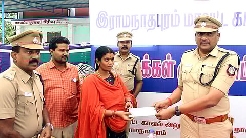 ராமநாதபுரத்தில் இணையதளம் மூலம் இழந்த பணத்தை மீட்டு பெண்ணிடம் புதன்கிழமை ஒப்படைத்த மாவட்டக் காவல் கண்காணிப்பாளா் பெ.தங்கதுரை.