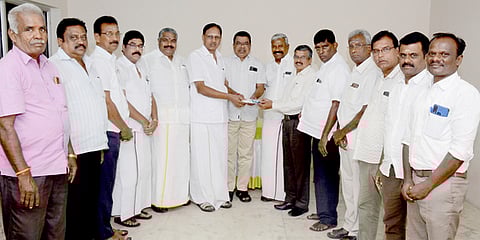 திருப்பூா் சிக்கண்ணா அரசுக் கல்லூரிக்கு மேஜை, நாற்காலிகள் வாங்குவதற்காக ரூ.1 லட்சத்துக்கான காசோலையை வழங்கும் மாவட்ட கபடி கழக நிா்வாகிகள்.