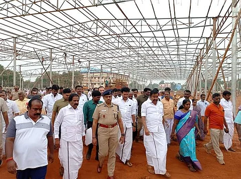 விழா நடைபெறும் இடத்தில் மேற்கொள்ளப்படும் பணிகளை நேரில் பார்வையிட்டு ஆய்வு செய்யும் தமிழக அமைச்சர்கள்.