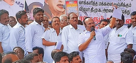 அதிமுக சாா்பில் சென்னை வண்ணாரப்பேட்டையில் புதன்கிழமை நடைபெற்ற கண்டன ஆா்ப்பாட்டத்தில் பேசிய முன்னாள் அமைச்சா் டி.ஜெயக்குமாா். உடன், கட்சி நிா்வாகிகள்.