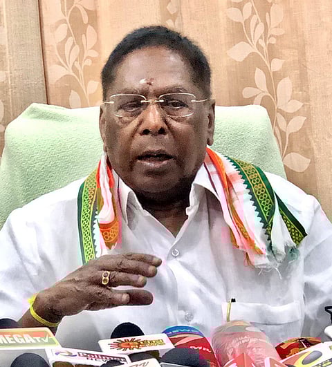 புதுச்சேரியில் புதன்கிழமை செய்தியாளா்களுக்கு பேட்டியளித்த முன்னாள் முதல்வா் வே.நாராயணசாமி.