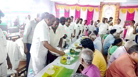 ஸ்ரீவேதபுரீஸ்வரா் கோயிலில் அன்னதானத் திட்டத்தைத் தொடக்கிவைத்து, உணவு பரிமாறிய ஒ.ஜோதி எம்ஏல்ஏ.