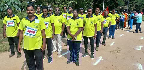 சேலத்தில் நடைபெற்ற விளையாட்டுப் போட்டிகளில் பங்கேற்ற திருவண்ணாமலை மாவட்ட மூத்தோா் தடகள வீரா்கள்.