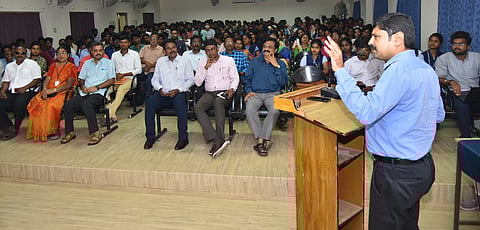 வழிகாட்டுதல் நிகழ்ச்சியில் பேசிய சிறப்பு பொருளாதார மண்டல மேம்பாட்டு இயக்குநா் எம்.கே.சண்முகசுந்தரம்.