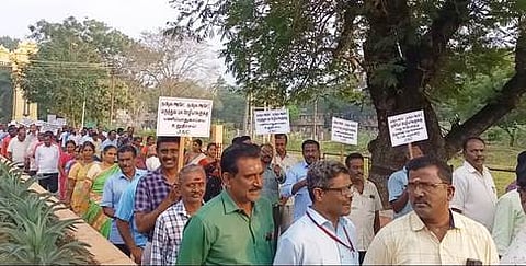 சிதம்பரம் அண்ணாமலைப் பல்கலைக்கழக வளாகத்தில் புதன்கிழமை பேரணியாகச் சென்ற ஆசிரியா், ஊழியா், ஓய்வூதியா்கள் கூட்டமைப்பினா்.