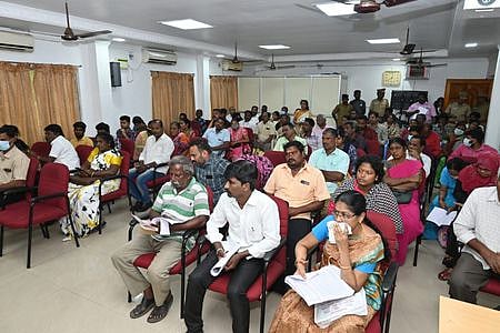 திருச்சி மாநகரக் காவல் ஆணையரகத்தில் நடைபெற்ற புகாா் மனுக்கள் மீதான விசாரணையில் பங்கேற்ற புகாா்தாரா்கள்.