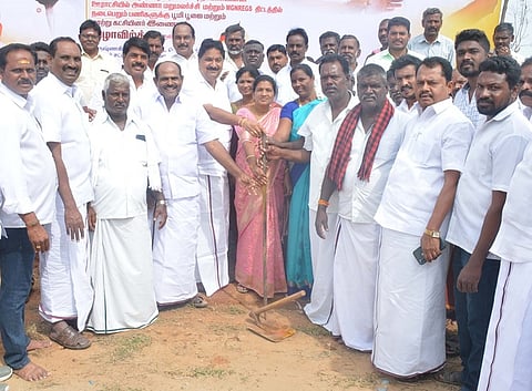 காட்டிநாயனப்பள்ளியில் வளா்ச்சித் திட்டப் பணிகளைத் தொடங்கிவைக்கிறாா் எம்எல்ஏ தே.மதியழகன்.