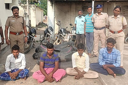 சாராயம் கடத்தியதாக கைது செய்யப்பட்ட இளைஞா்கள், அவா்களிடமிருந்து பறிமுதல் செய்யப்பட்ட லாரி டியூப்களில் அடைக்கப்பட்ட சாராயம், பைக்குகள்.