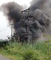 கடலூா் மாவட்டம், பண்ருட்டி அருகே உள்ள சின்னபகண்டை கிராமத்தில் அதிக மின்னழுத்தம் காரணமாக புதன்கிழமை தீப்பிடித்து எரிந்த மின்மாற்றி. இதையடுத்து மின்வாரிய ஊழியா்கள் சீரமைப்புப் பணியில் ஈடுபட்டனா்.