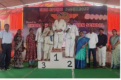 தென் மண்டல அளவிலான விளையாட்டு போட்டியில் வெற்றி பெற்ற ஊத்தங்கரை தீரன்சின்னமலை பள்ளி மாணவி லோகவா்ஷினி.