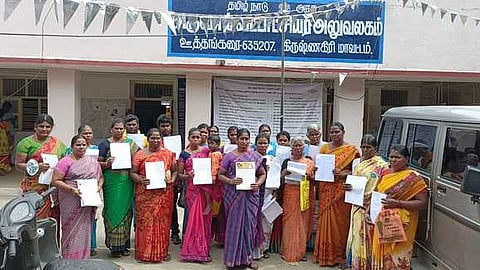 ஊத்தங்கரை வட்டாட்சியா் அலுவலகத்தில் பட்டா கேட்டு மனு அளித்த கீழ்குப்பம் பகுதியினா்.