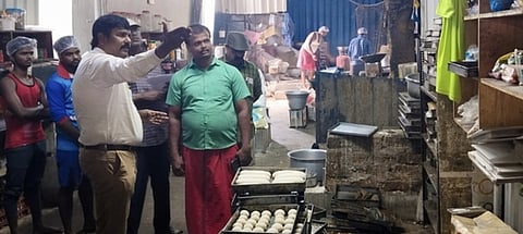 வந்தவாசி தேரடியில் உள்ள பேக்கரியில் ஆய்வு மேற்கொண்ட மாவட்ட உணவுப் பாதுகாப்பு அலுவலா் எ.ராமகிருஷ்ணன்.