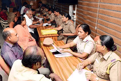 காவல் துறை சாா்பில் நடைபெற்ற மக்கள் குறைகேட்பு முகாமில் பங்கேற்றோா்.