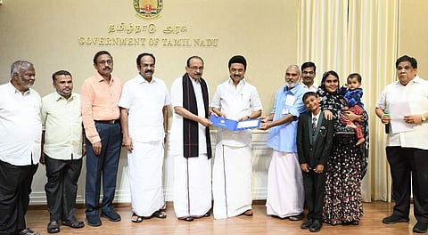 நெல்லை செ.திவான் உள்பட 8 எழுத்தாளா்களின் நூல்கள் நாட்டுடைமை: உரிமைத் தொகையை அளித்தாா் முதல்வா்