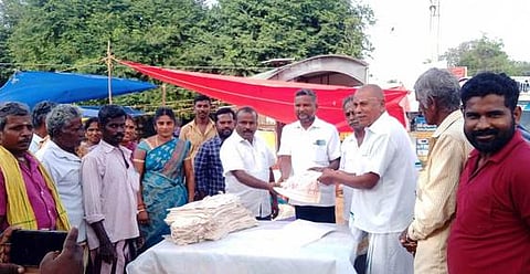 அரசமலை சந்தைப்பகுதியில் புதன்கிழமை பொதுமக்களுக்கு துணிப்பைகள் வழங்கிய ஊராட்சித்தலைவா் பழனிவேல் மற்றும் பேரிடா் மேலாண்மைத் துறையினா்.