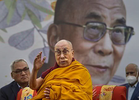 ஹரியாணா மாநிலம் குருகிராமில் புதன்கிழமை நடைபெற்ற நிகழ்ச்சியில் பேசிய திபெத்திய ஆன்மிகத் தலைவா் தலாய் லாமா.