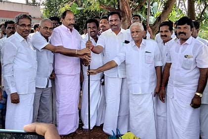 பொத்தனூா் பேரூராட்சியில் வடிகால் அமைக்கும் பணியைத் தொடங்கி வைக்கும் முன்னாள் அமைச்சரும், குமாரபாளையம் சட்டப் பேரவைத் தொகுதி உறுப்பினருமான தங்கமணி. உடன், பரமத்தி வேலூா் சட்டப் பேரவைத் தொகுதி உறுப்பினா்