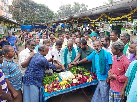 24 ஆவது ஆண்டு தொடங்கியதை தொடா்ந்து புதன்கிழமை சேலம் சூரமங்கலத்தில் உள்ள உழவா் சந்தையில் கேக் வெட்டி கொண்டாடும் விவசாயிகள்.